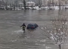 VATROGASAC RADE JE IZVEZAO POTOPLJENI AUTO IZ NABUJALE DRINE! "Vlasnica mi je dala ključ, otišao sam, seo i odvezao ga"